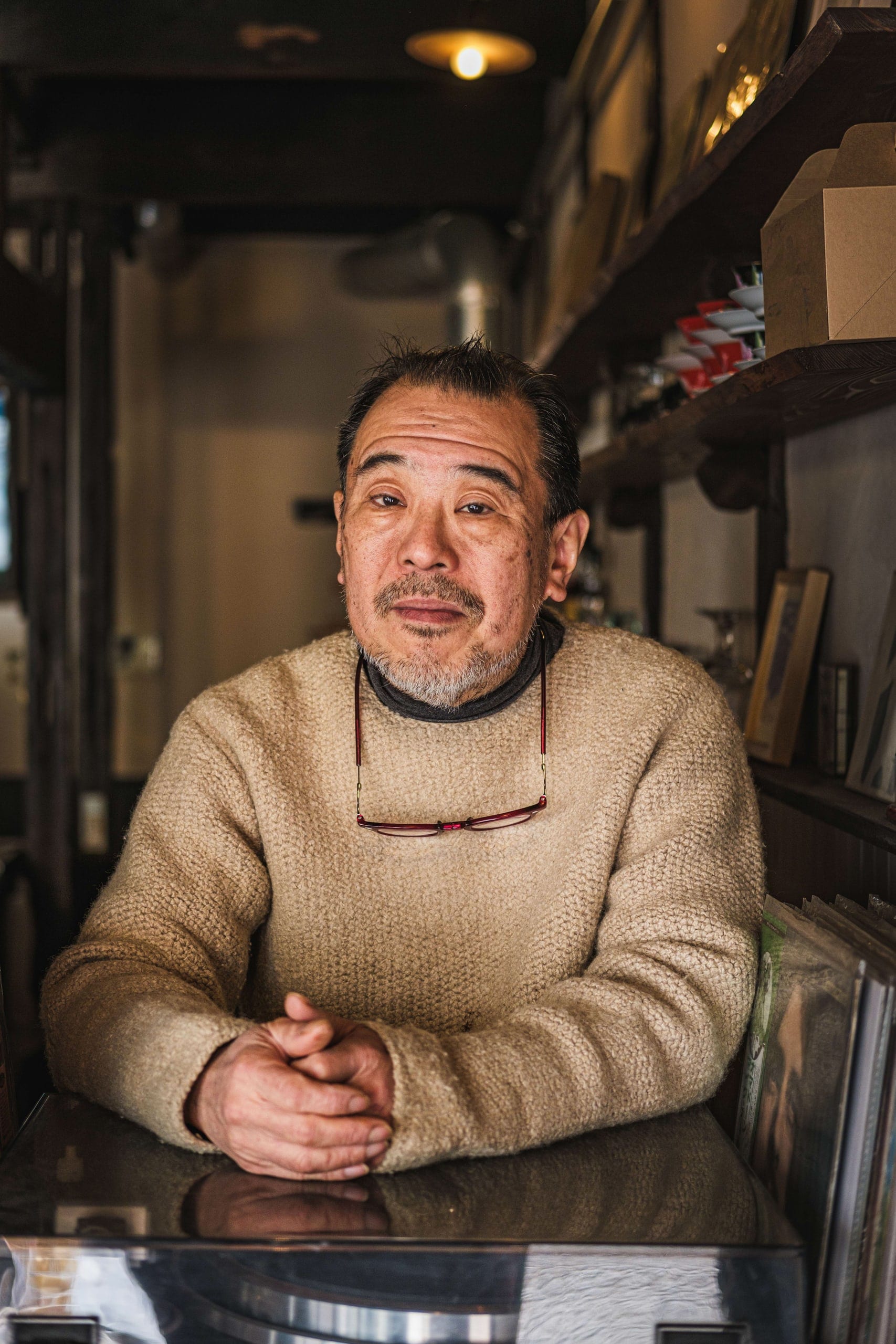 喫茶店の店主のポートレート。店の人柄が伝わる一枚