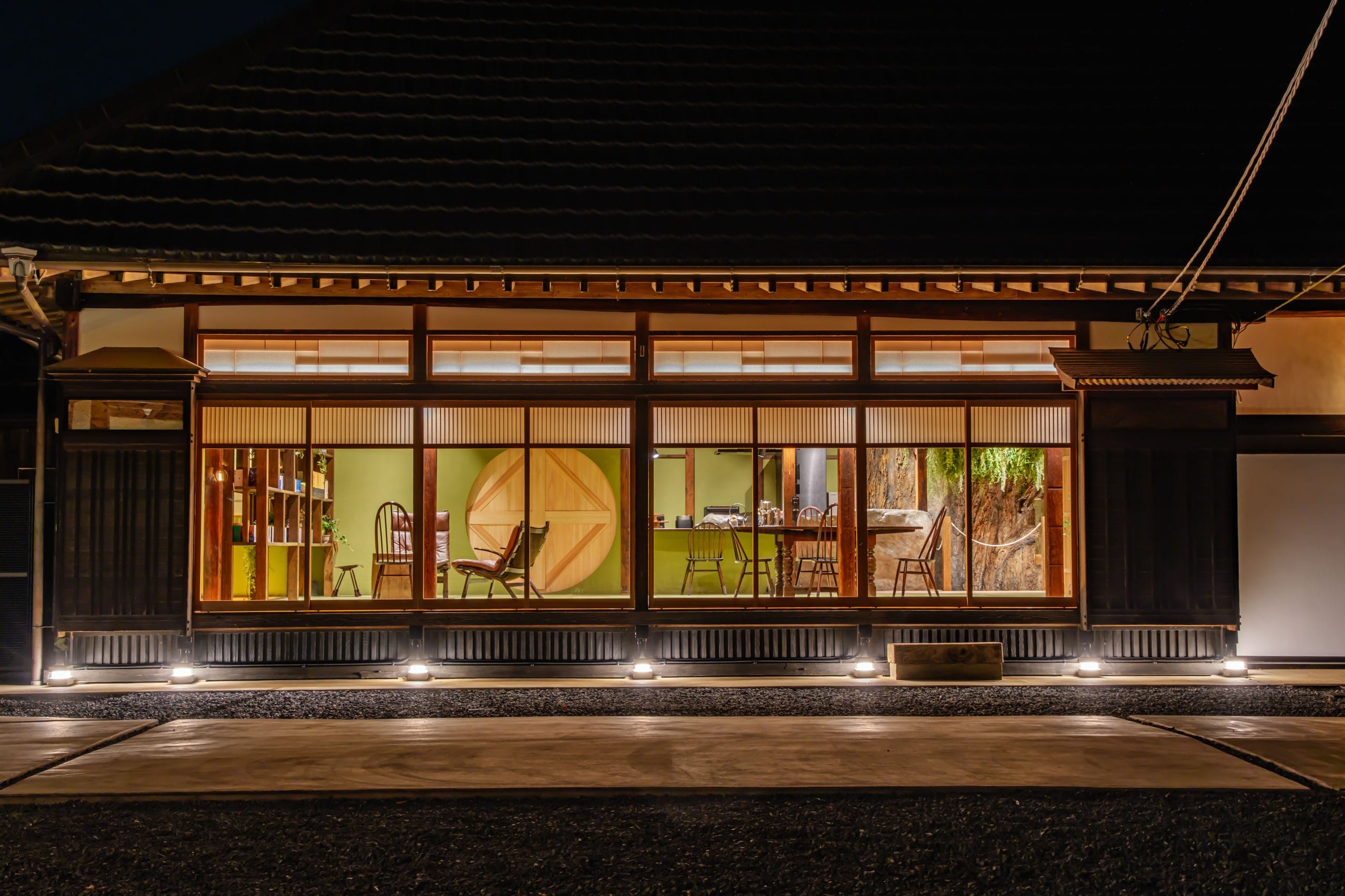 夜の店内、あたたかい灯り